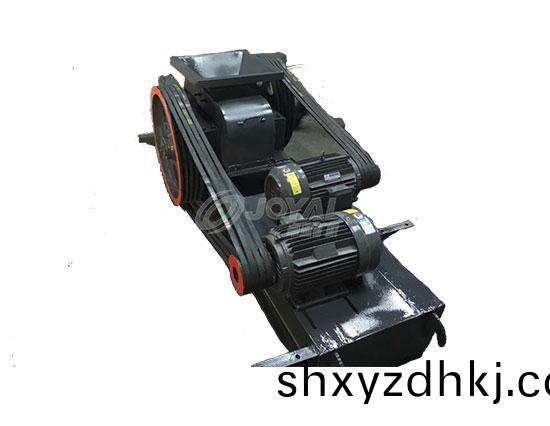 雙(shuang)輥(gun)破(po)碎機